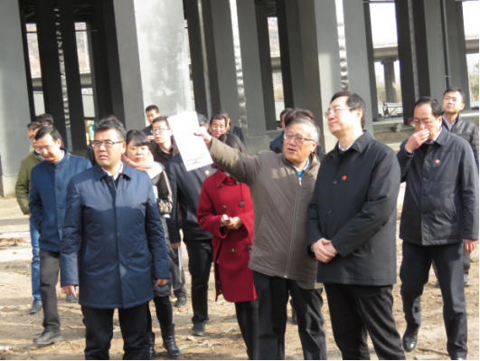 省委常委、西宁市委书记王晓在青海ok138cn太阳集团古天乐总公司党委书记、总经理王玉辉陪同下，深入青海物产朝阳物流园区。